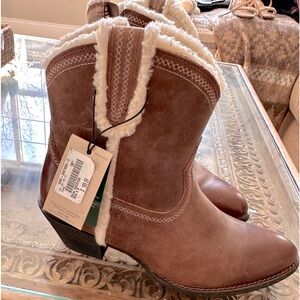 Brand new w/tags ARIAT “Forge” leather boots, shearling trim